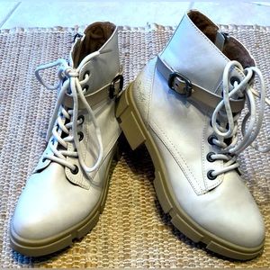 BLOWFISH MALIBU sz8.5 lug-sole,blockheel,blonde ankle boots Worn a couple times